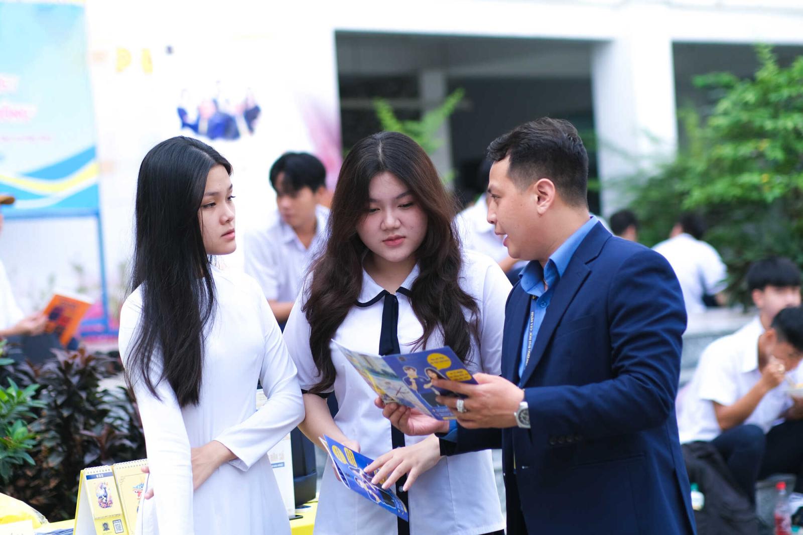 các chính sách hỗ trợ học phí ngành luật