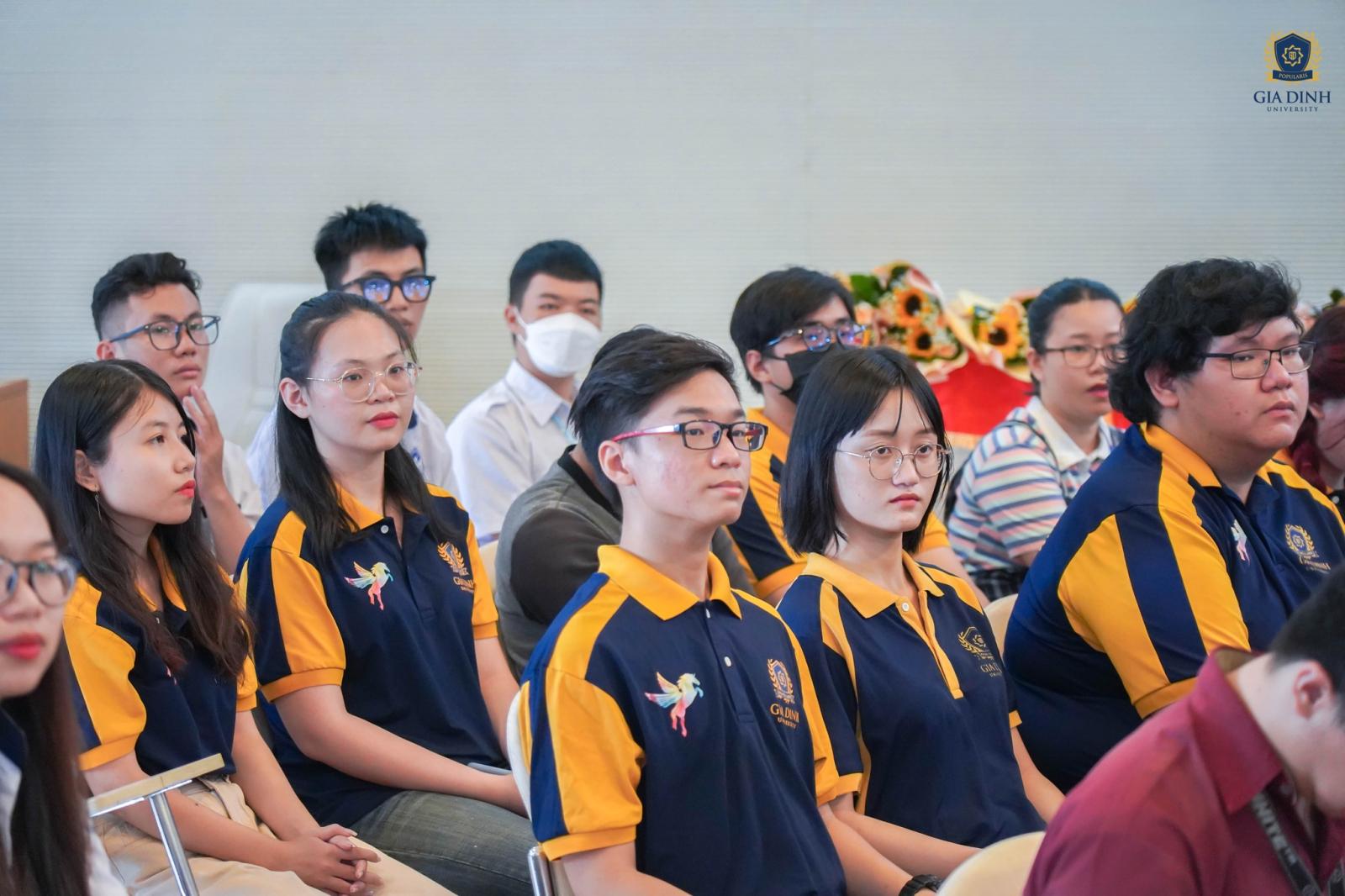 Chuẩn bị tốt cho ngành luật, đọc sách, tranh biện, học ngoại ngữ