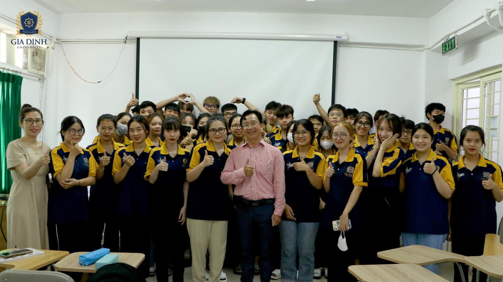 Giảng viên giàu kinh nghiệm, tận tâm là yếu tố quan trọng của chương trình đào tạo luật chất lượng.