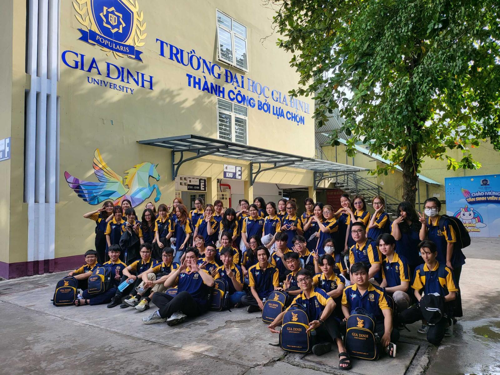 Hình ảnh minh họa chương trình học luật với nhiều môn học chuyên ngành như luật dân sự, luật hình sự, luật thương mại