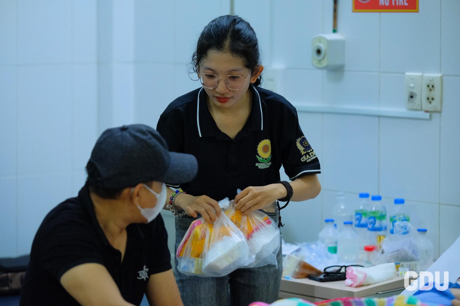 Sinh viên CLB Luật tham gia các hoạt động cộng đồng ý nghĩa