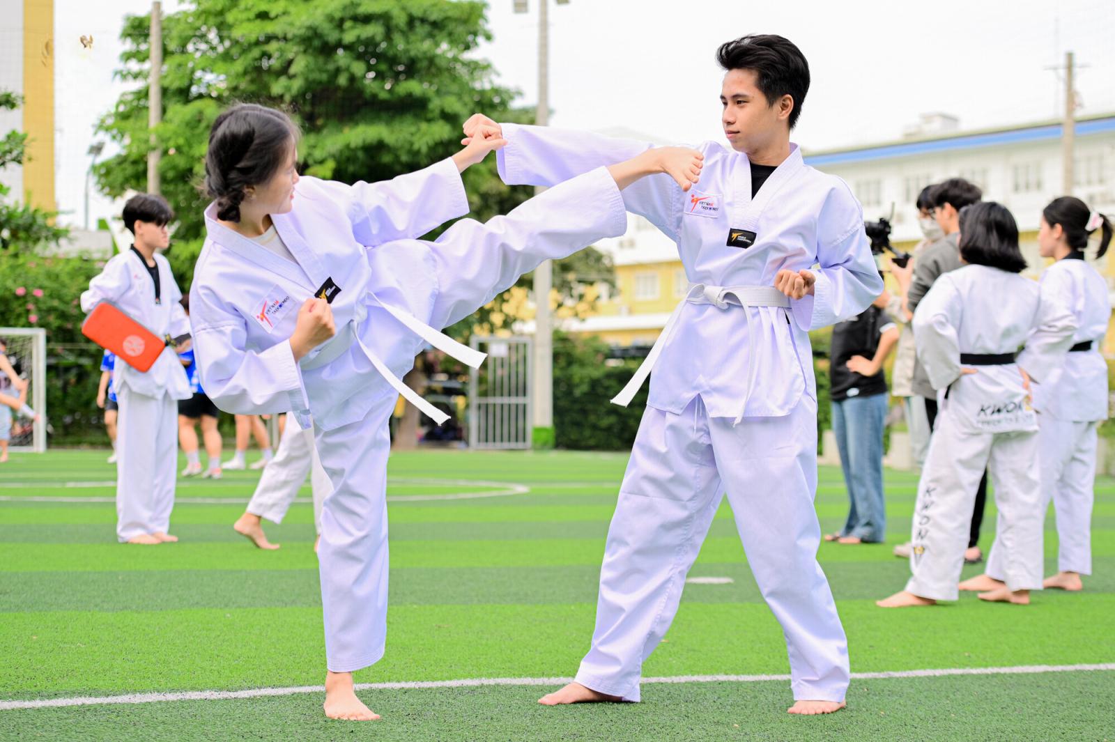 Sinh viên CLB Luật và Phát triển Nghề nghiệp tích cực tham gia hoạt động ngoại khóa