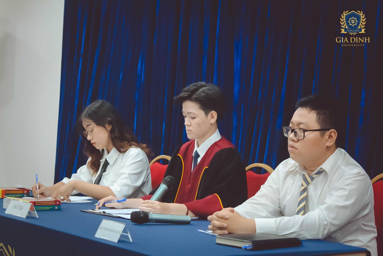 CLB Luật tổ chức cuộc thi phiên tòa giả định cho sinh viên.