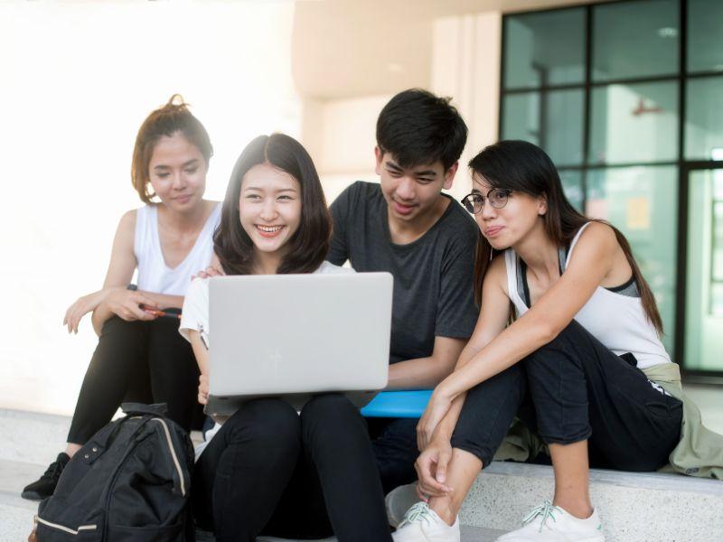 Đồ họa minh họa các cơ hội nghề nghiệp khác nhau sau khi tốt nghiệp chuyên ngành Luật Xử lý vi phạm, bao gồm luật sư, thẩm phán, công chứng viên, và chuyên viên pháp lý.