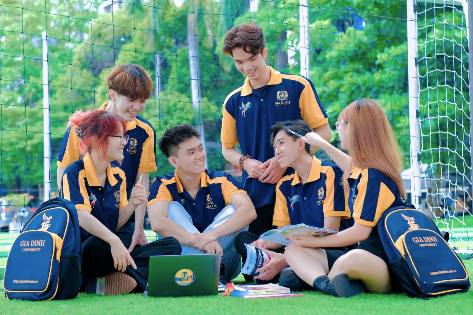 Cơ hội nghề nghiệp tại các tổ chức quốc tế, môi trường làm việc đa văn hóa, chế độ đãi ngộ hấp dẫn