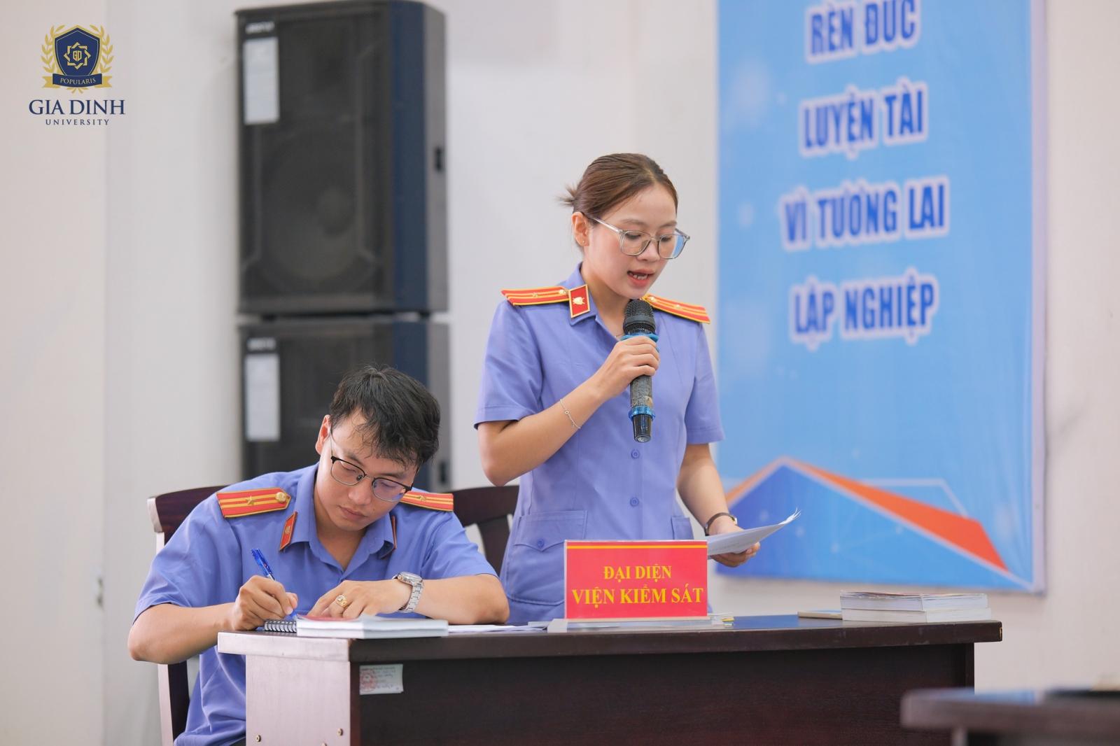 cựu sinh viên luật làm việc với người dân