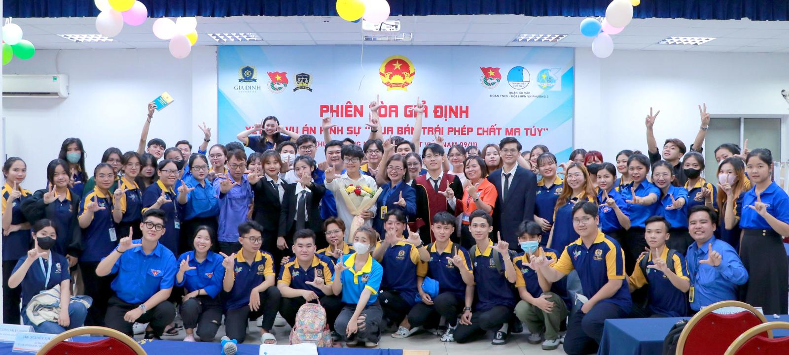 cựu sinh viên luật làm việc nhóm hiệu quả trong tổ chức xã hội