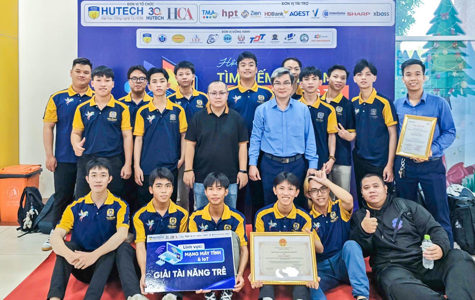 Cựu sinh viên Luật nghiên cứu về luật môi trường trong thư viện