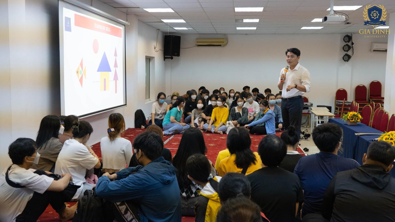 Cựu sinh viên Luật tham gia phỏng vấn học bổng, tự tin và chuyên nghiệp.