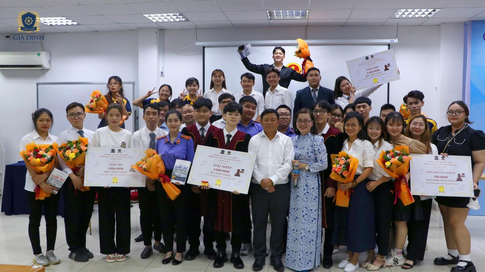 Cựu sinh viên luật đầy tự tin hướng tới tương lai trở thành luật sư tranh tụng