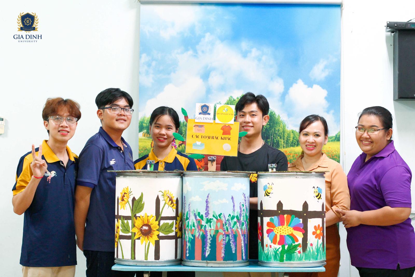 Cựu sinh viên luật thành công bảo vệ thân chủ trước tòa, thể hiện sự tự tin và chuyên nghiệp