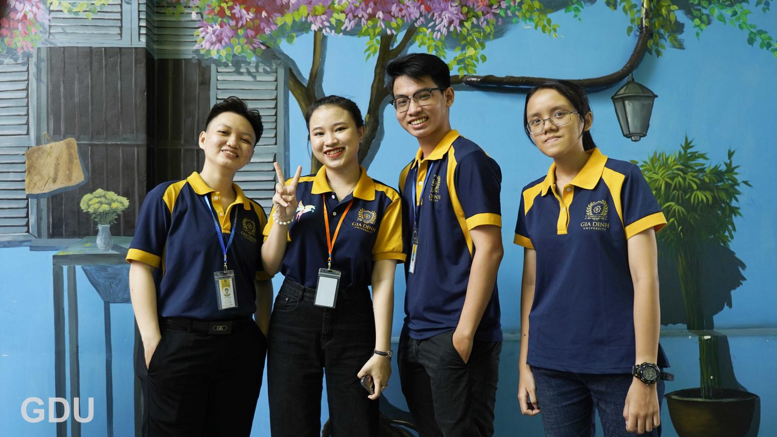 Cựu sinh viên luật đang thực tập tại văn phòng luật, làm việc nhóm và học hỏi kinh nghiệm