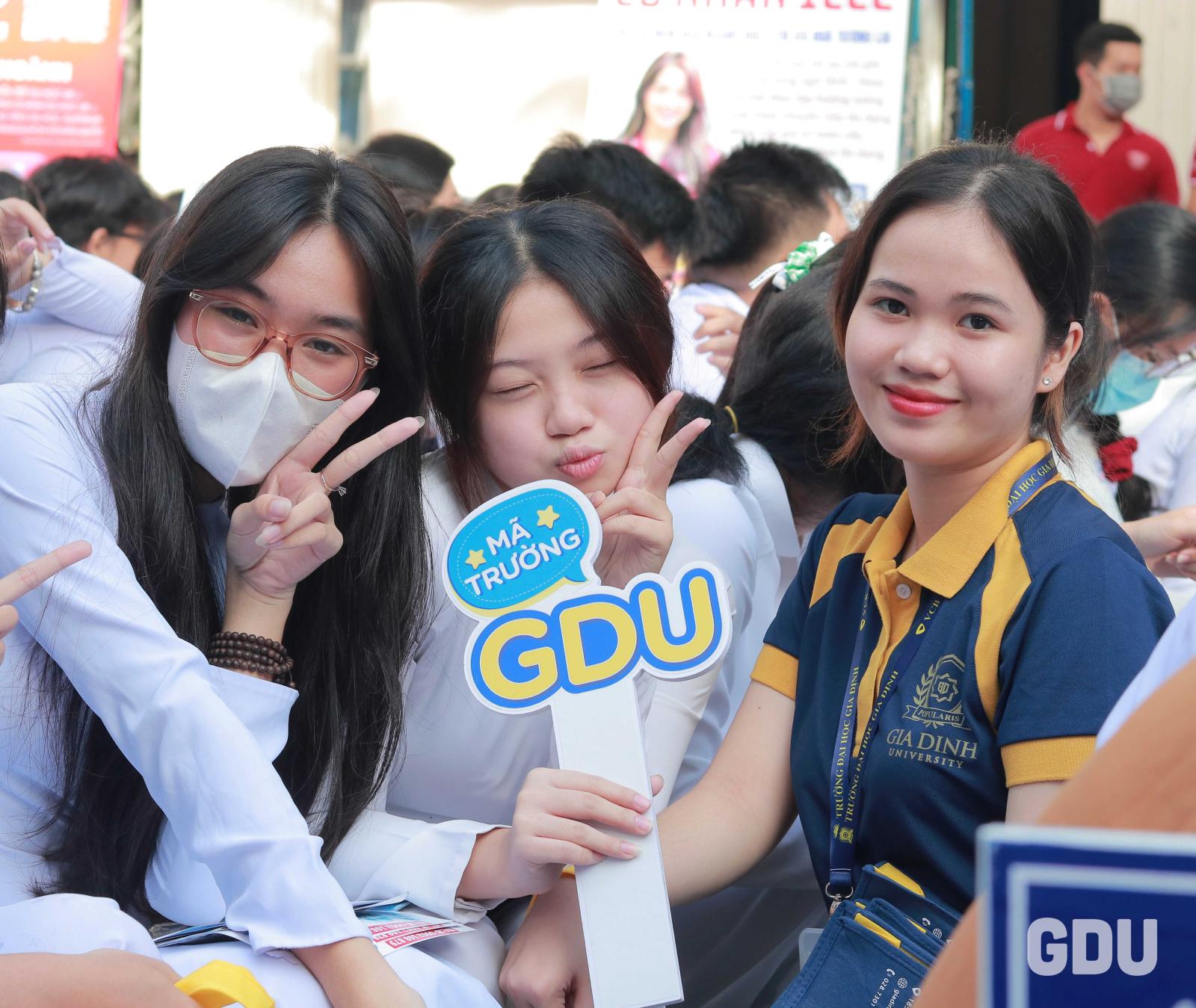 Cựu sinh viên luật được tư vấn hướng nghiệp sau khi tốt nghiệp