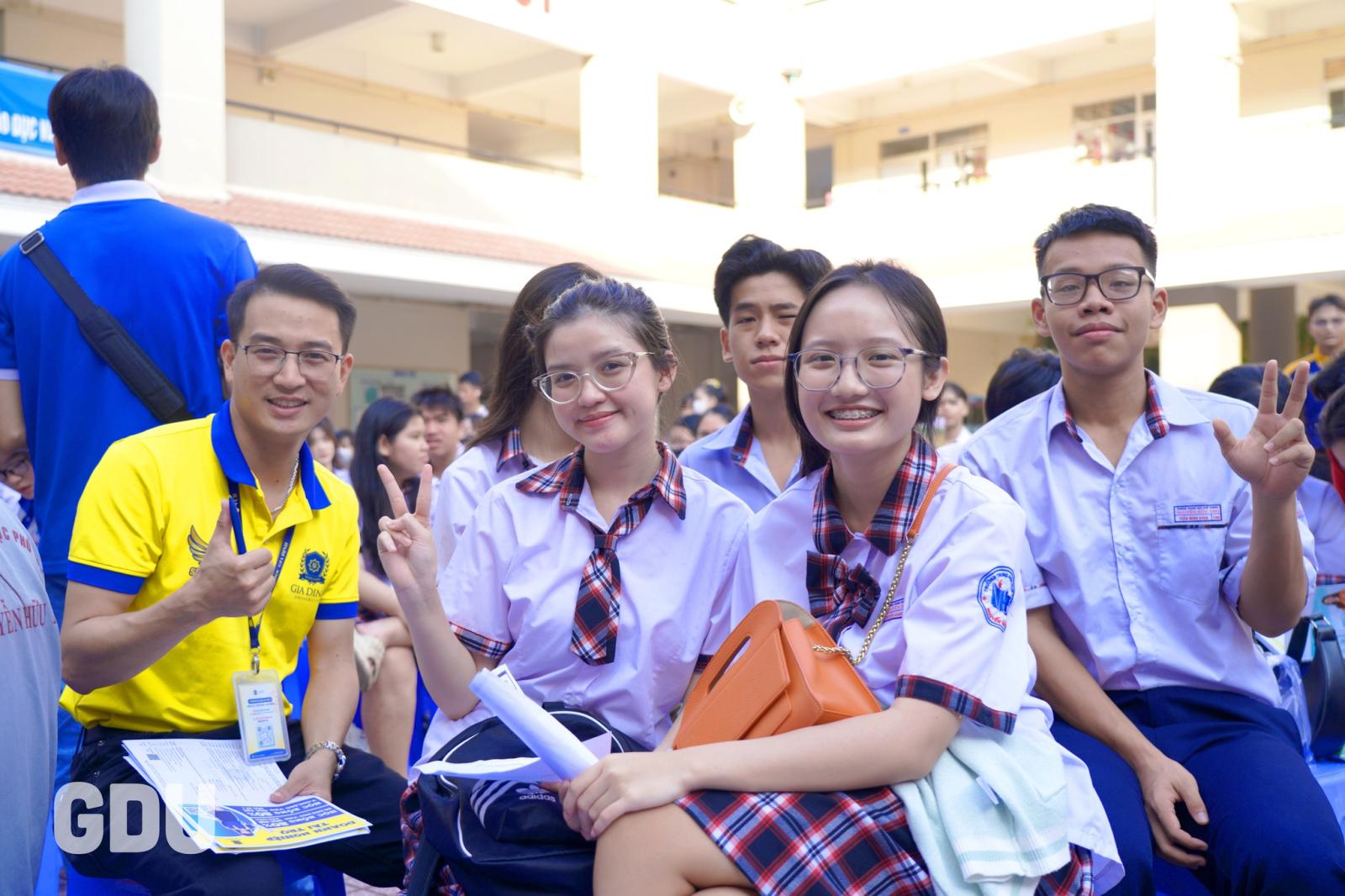 Cựu sinh viên Luật tư vấn pháp lý cộng đồng miễn phí cho người dân