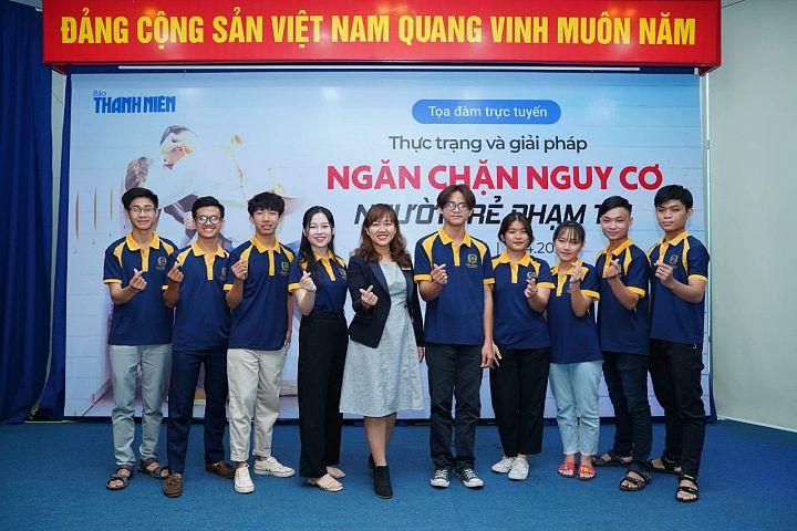 Cựu sinh viên Luật tư vấn pháp lý trực tuyến qua video call cho người dân