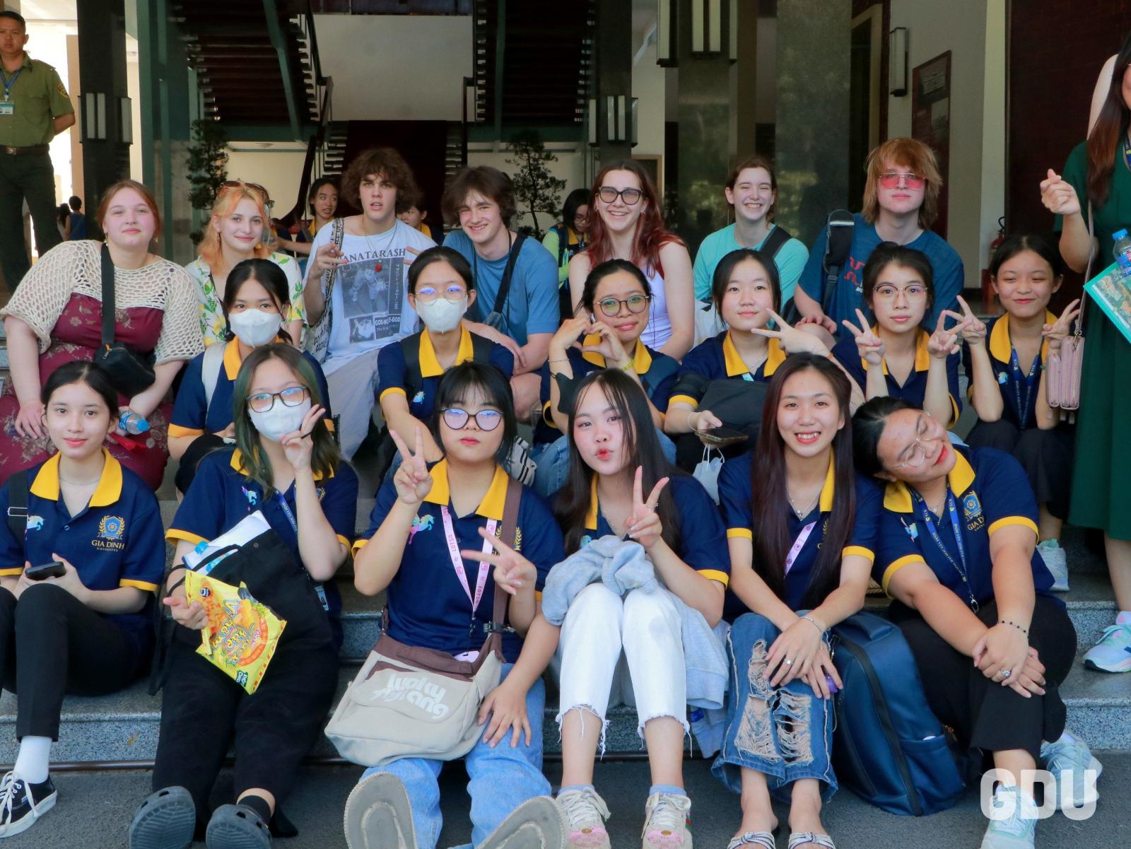 cựu sinh viên ngành luật học tập chuyên sâu để nâng cao kiến thức