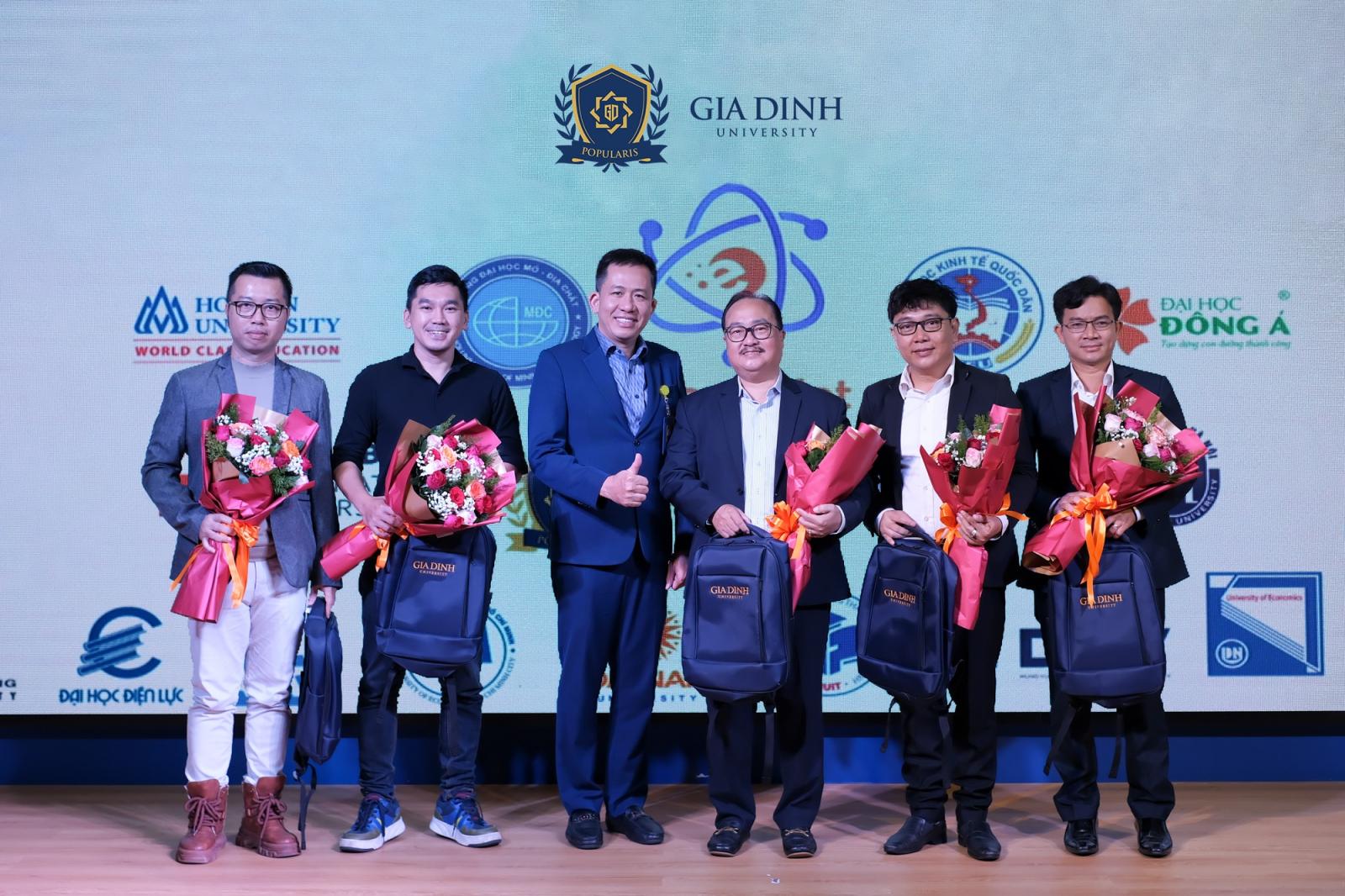 Giảng viên giảng dạy về tầm quan trọng của đạo đức nghề nghiệp trong lĩnh vực pháp luật