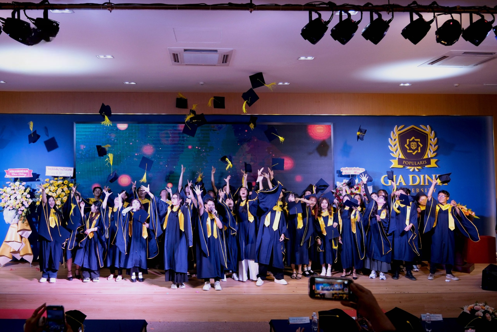 Đội nhóm dự án sinh viên hợp tác, làm việc hiệu quả, tinh thần đồng đội cao