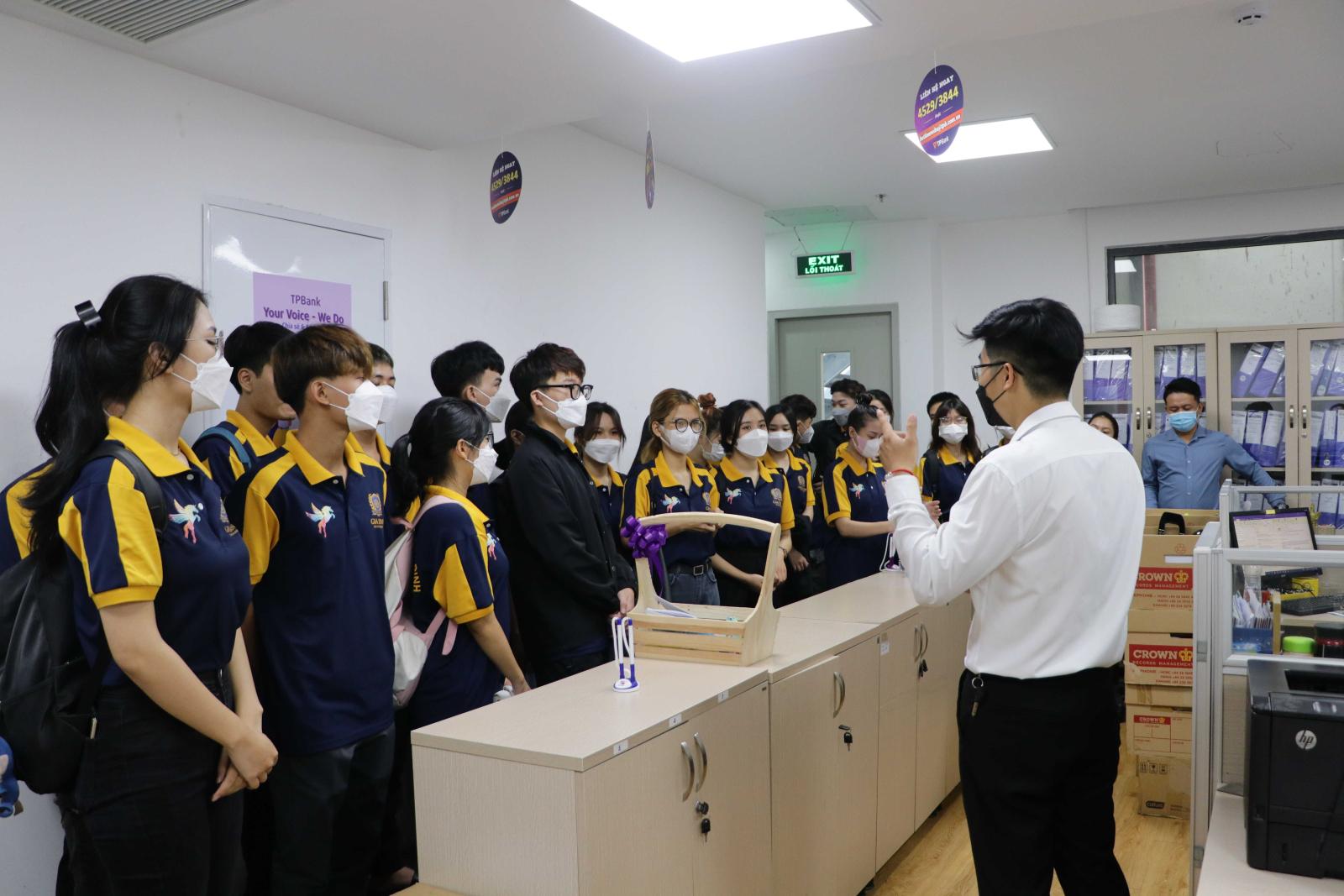 Du học sinh Luật tại Việt Nam đang mua sắm thực phẩm tại chợ để tiết kiệm chi phí sinh hoạt.