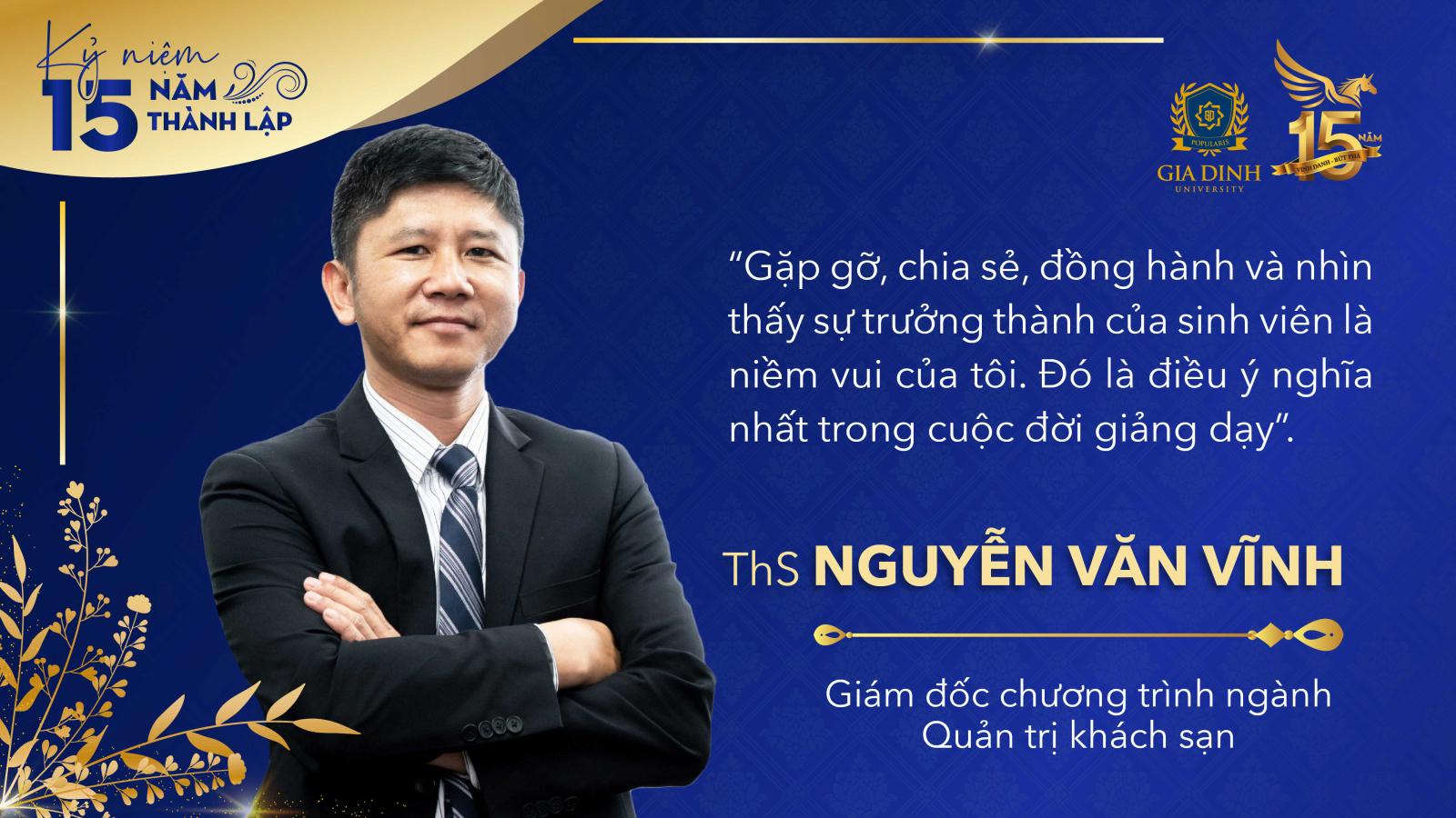 Giảng viên truyền đạt kiến thức pháp luật cho sinh viên trong giảng đường