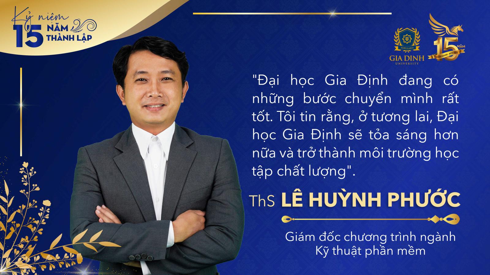 Giảng viên Luật truyền đạt kiến thức cho sinh viên