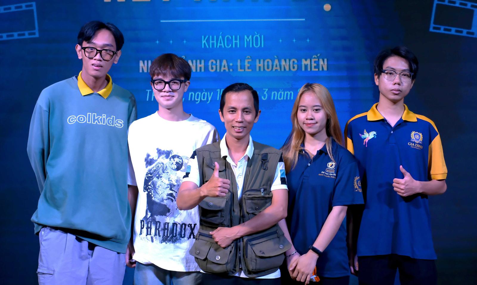 Học bổng là một trong những cách hiệu quả để giảm gánh nặng học phí ngành Luật