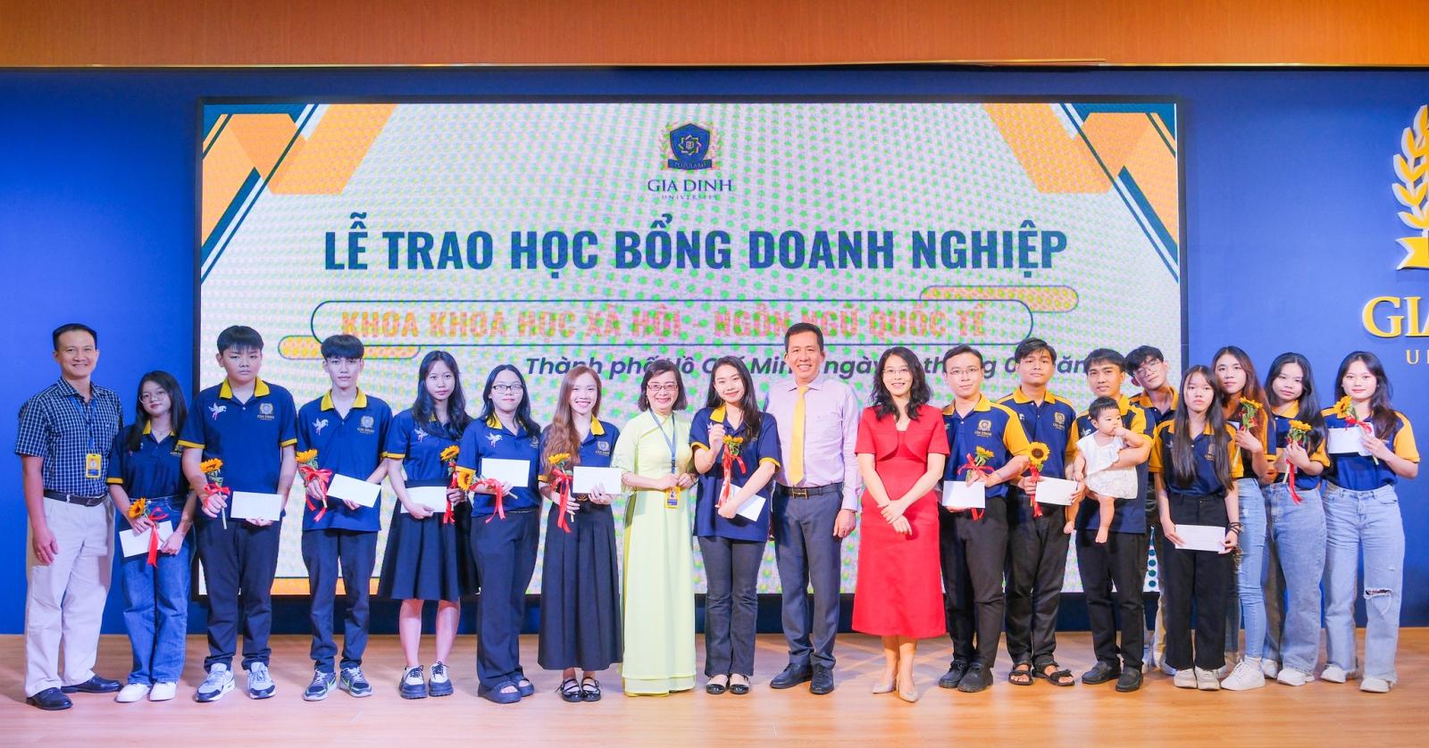 Sinh viên nhận học bổng ngành Luật