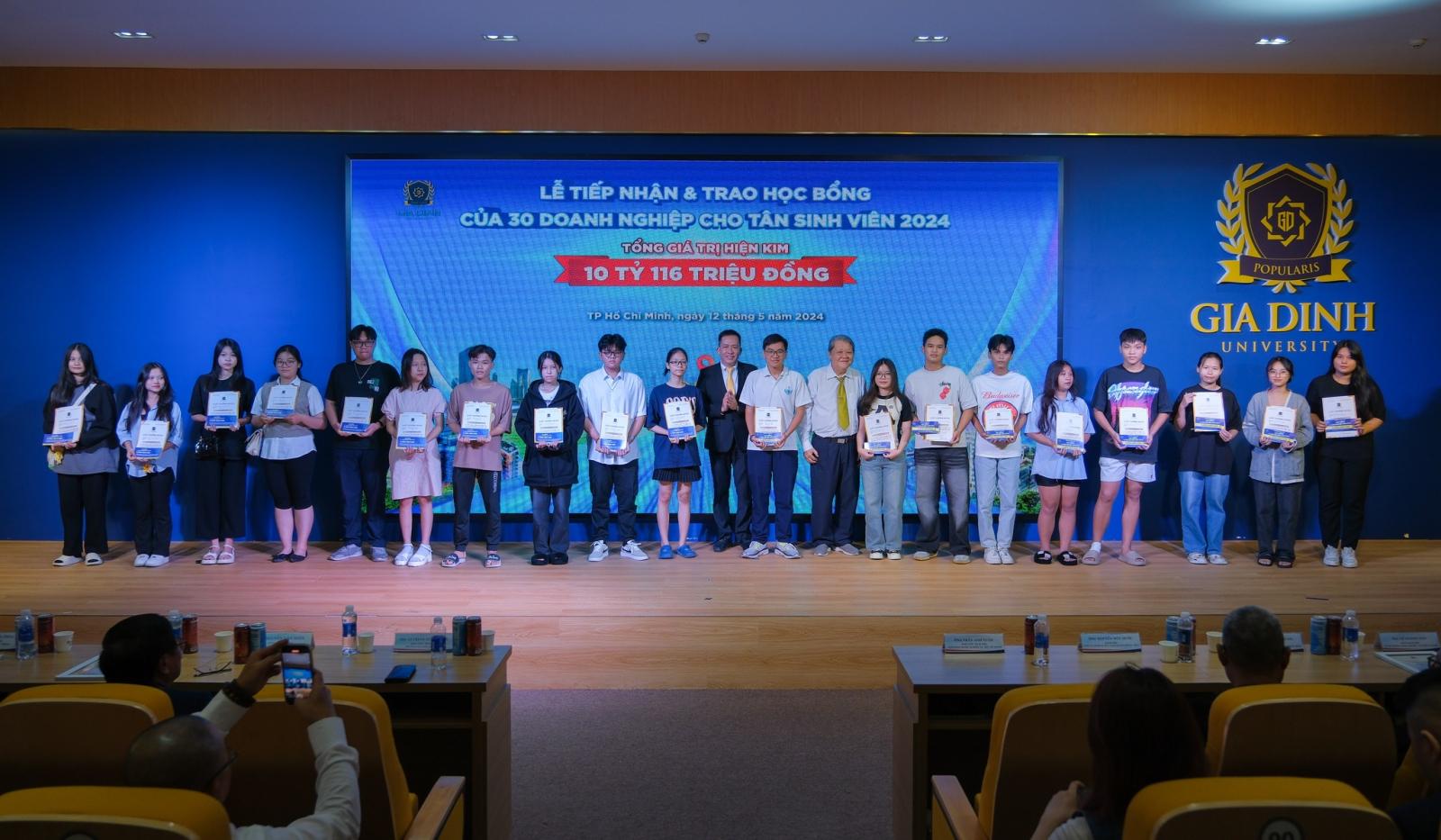 Học bổng ngành Luật - Cơ hội vàng cho sinh viên tài năng và có hoàn cảnh khó khăn