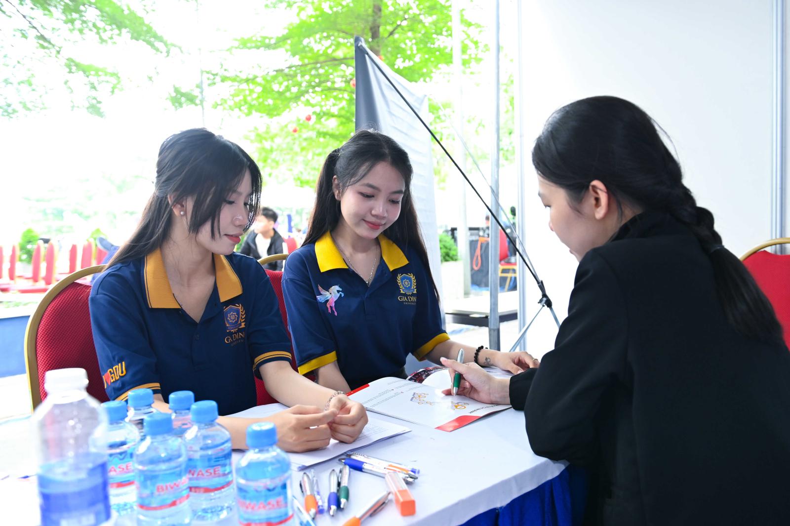 Học luật mở ra một tương lai tươi sáng
