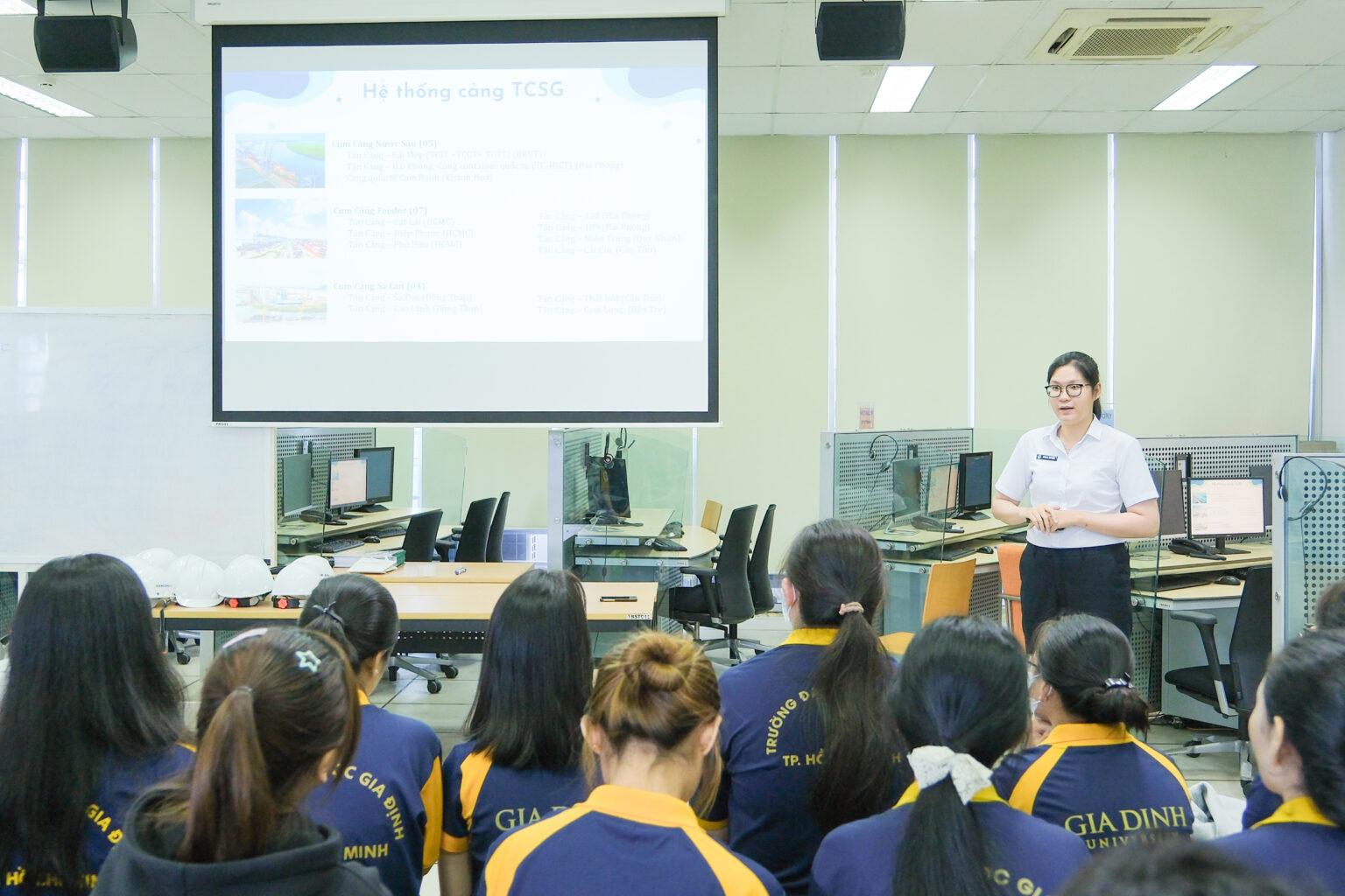 Học Luật trực tuyến hiệu quả: hình ảnh minh họa việc học tập qua máy tính