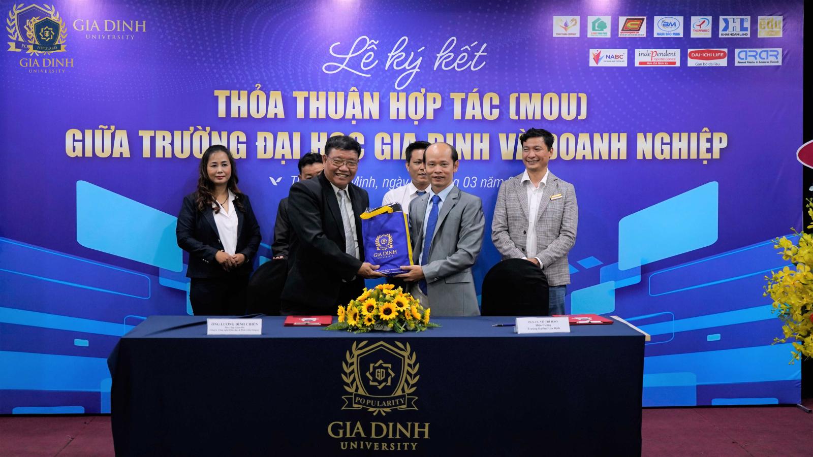 Học phí ngành Luật chương trình liên kết quốc tế thường cao nhưng mở ra nhiều cơ hội
