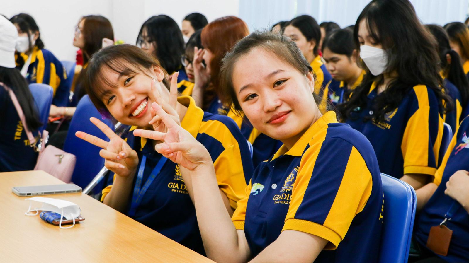 Học phí ngành Luật bao gồm học phí chính khóa, phí nhập học, phí thư viện, phí bảo hiểm y tế và các khoản phí khác