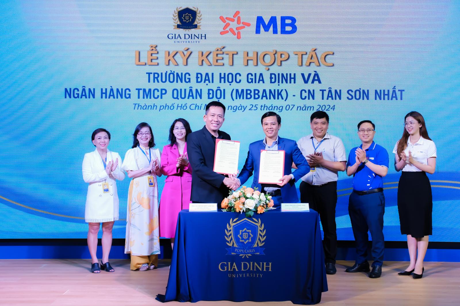 Học phí ngành Luật tại các trường công lập thường thấp hơn trường tư thục nhưng vẫn đảm bảo chất lượng đào tạo