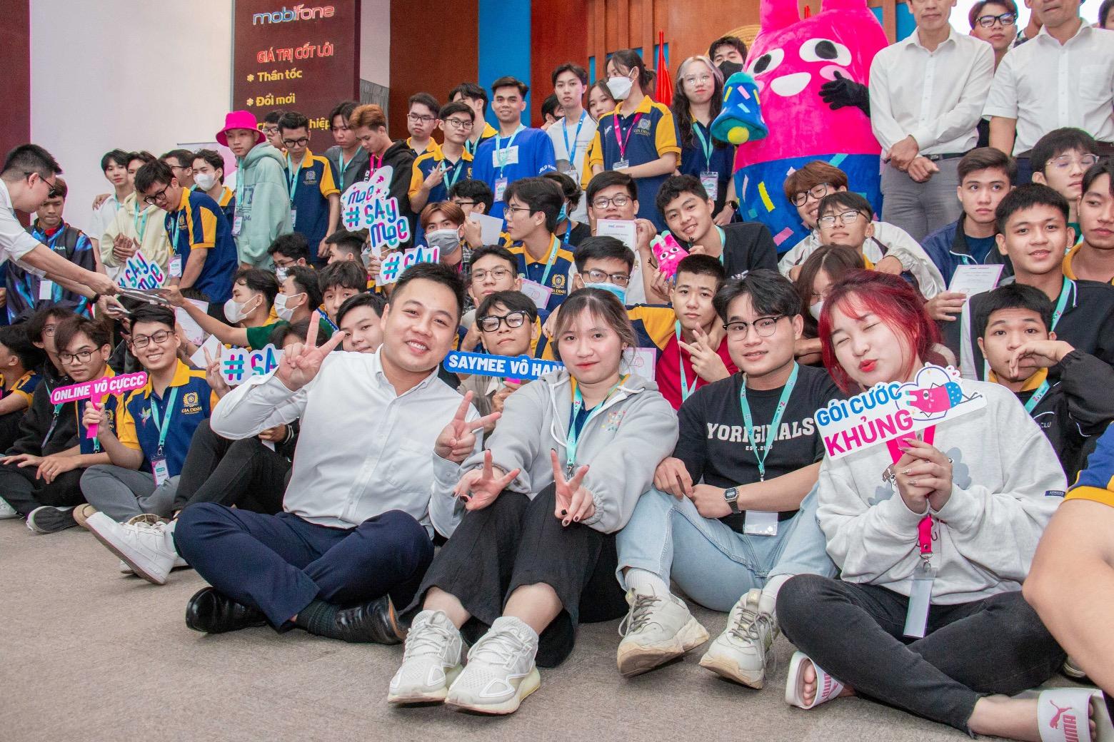 Học sinh tìm hiểu về ngành Luật, ảnh chụp một nhóm học sinh đang tham quan một phiên tòa giả định, thể hiện sự quan tâm đến nghề nghiệp tương lai
