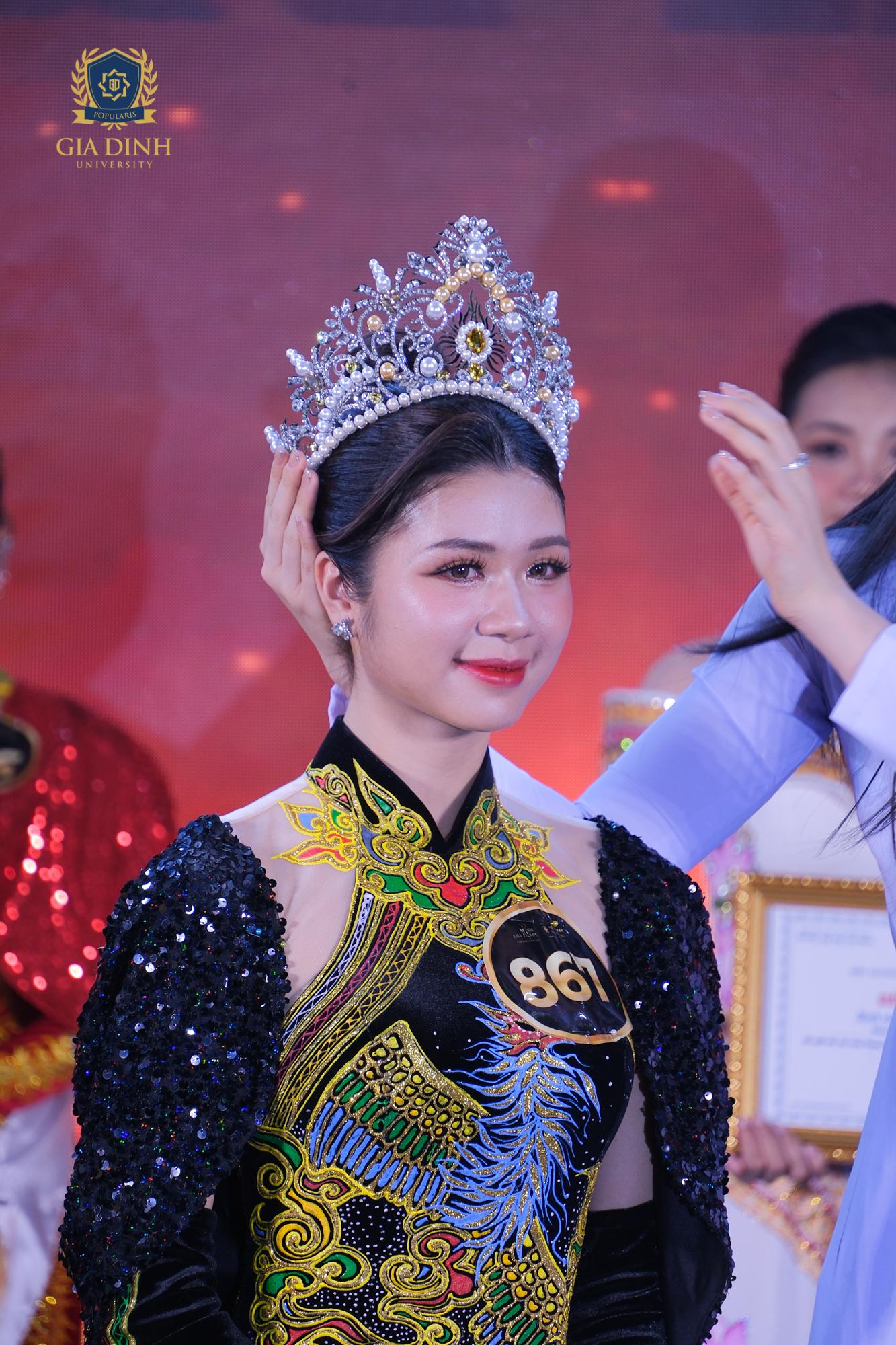 Hình ảnh sinh viên chăm chỉ học tập để thi vào ngành Luật, thể hiện sự nỗ lực và quyết tâm.