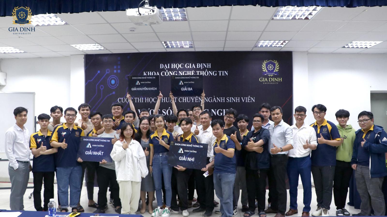 Học viên Luật tham gia nghiên cứu khoa học dưới sự hướng dẫn của giảng viên