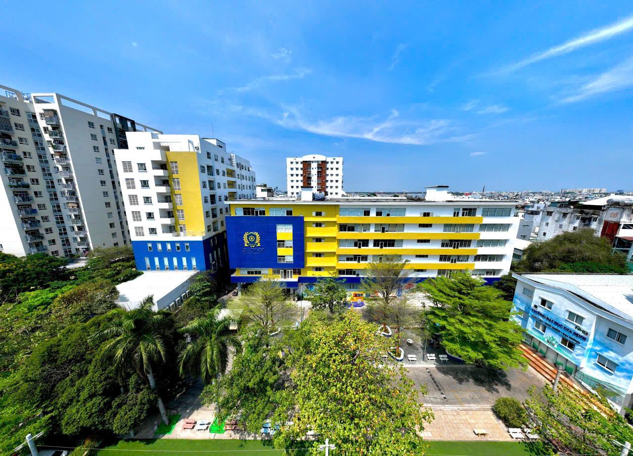 Học sinh tích cực tham gia thảo luận trong hội thảo về pháp luật học đường.