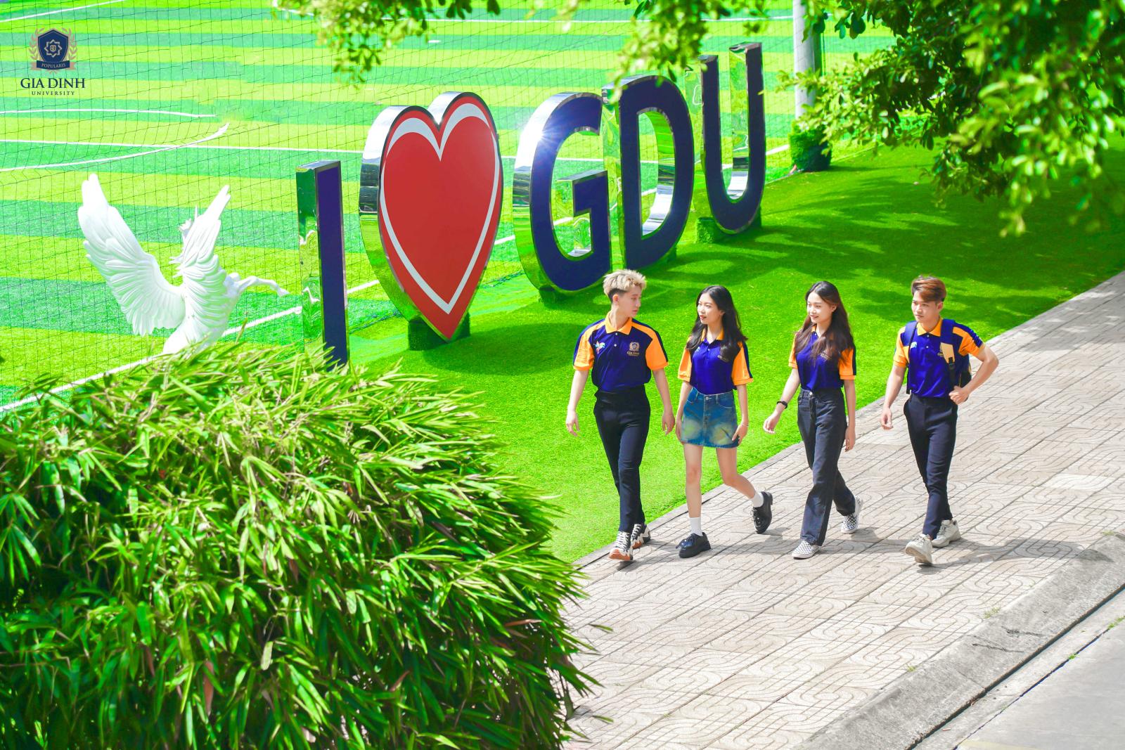Khuôn viên xanh mát của Đại học Gia Định, tạo không gian học tập và thư giãn lý tưởng cho sinh viên