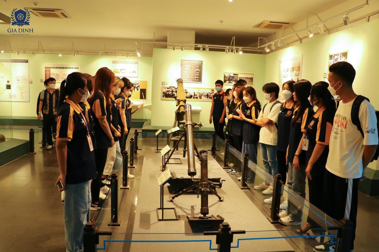 Sinh viên Luật thảo luận nhóm, rèn luyện kỹ năng mềm quan trọng cho sự nghiệp