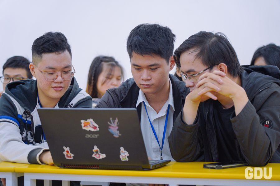 Sinh viên thuyết trình kết quả nghiên cứu luật trước hội đồng