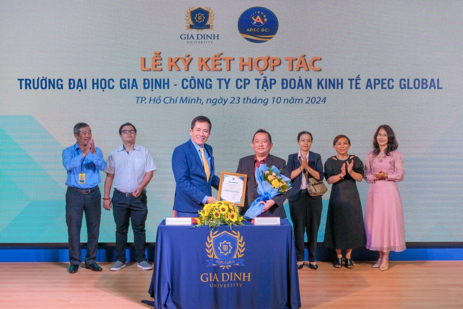 Lịch sử phát triển luật quốc tế từ cổ đại đến hiện đại.
