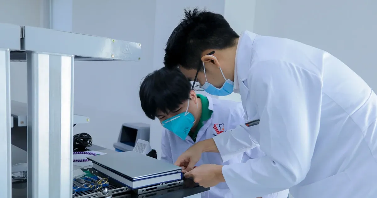 Hình ảnh các chuyên gia tuyển sinh ngành Luật đưa ra lời khuyên cho thí sinh, nhấn mạnh tầm quan trọng của việc chuẩn bị kỹ lưỡng và lựa chọn phương thức xét tuyển phù hợp