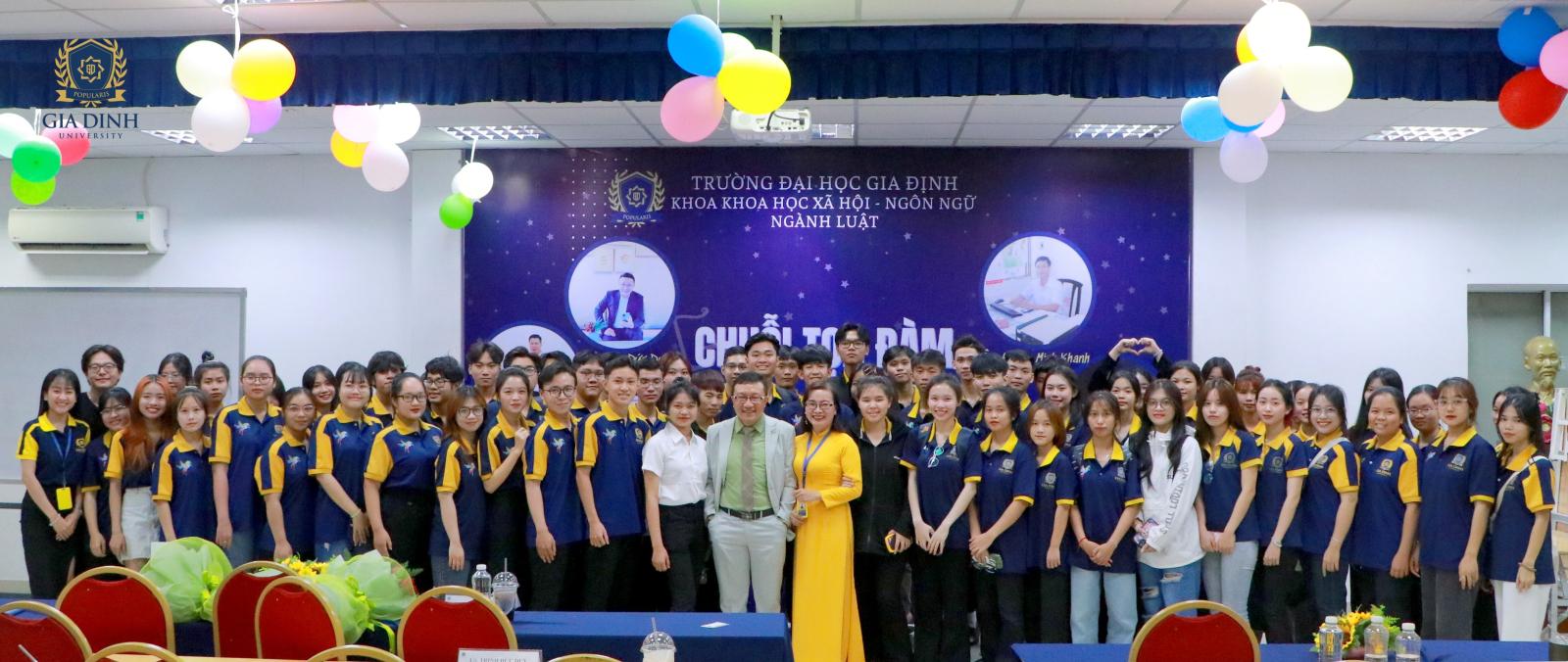 luật sư Trần Văn A chia sẻ kinh nghiệm về nghề luật sư dân sự với đồng nghiệp