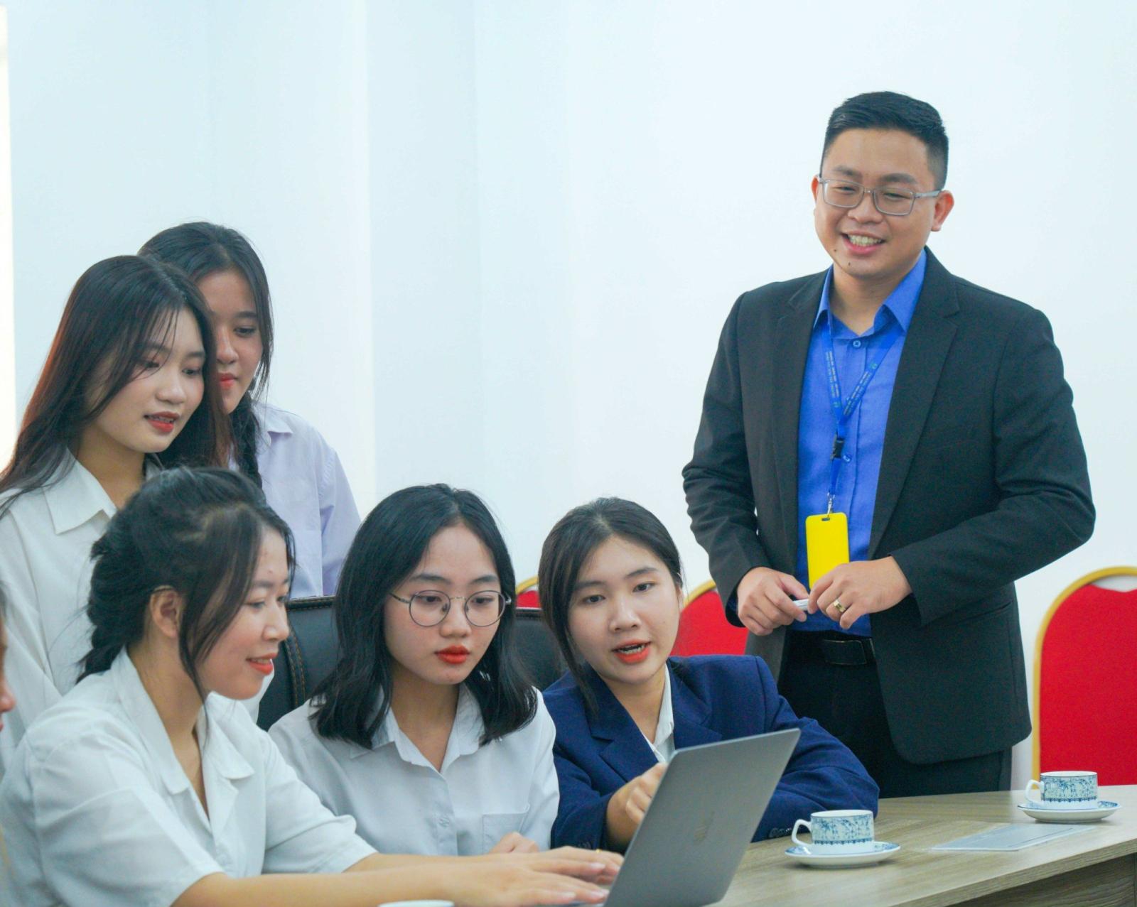Ngành Luật đóng vai trò quan trọng trong các hoạt động kinh doanh, đảm bảo tính hợp pháp và minh bạch.