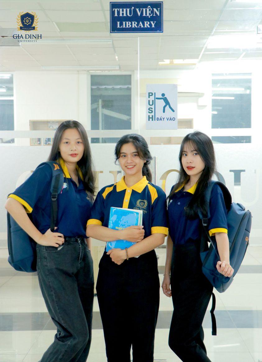 Nghiên cứu viên pháp luật làm việc trong thư viện với sách và tài liệu pháp lý