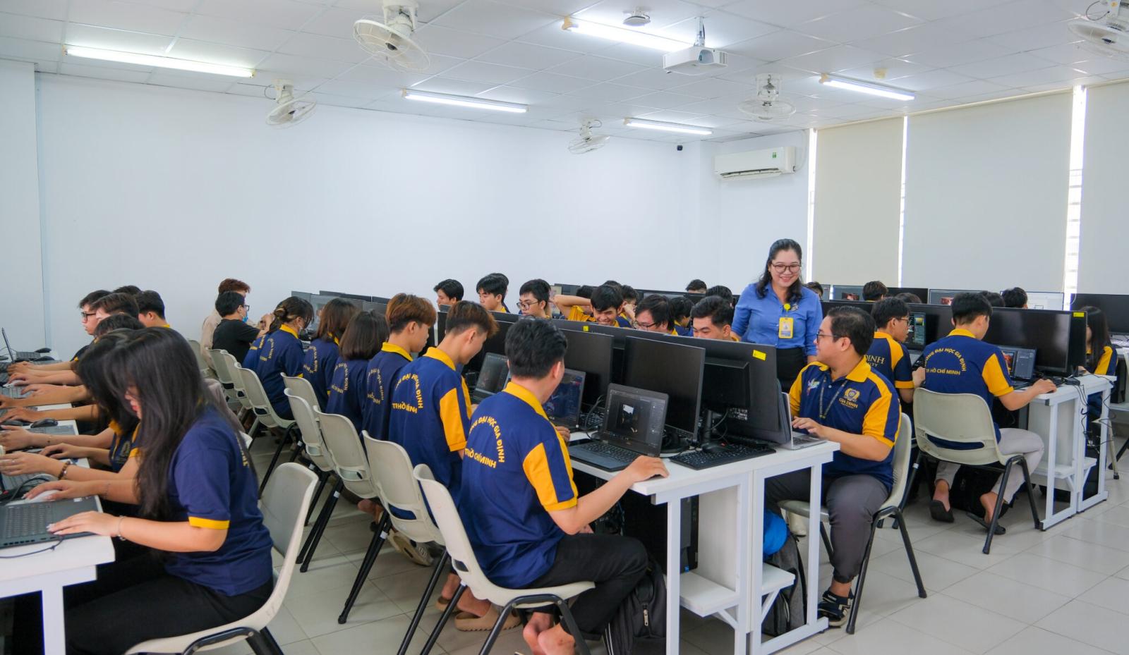 Nữ luật sư làm việc khuya tại văn phòng, thể hiện sự chăm chỉ và áp lực công việc
