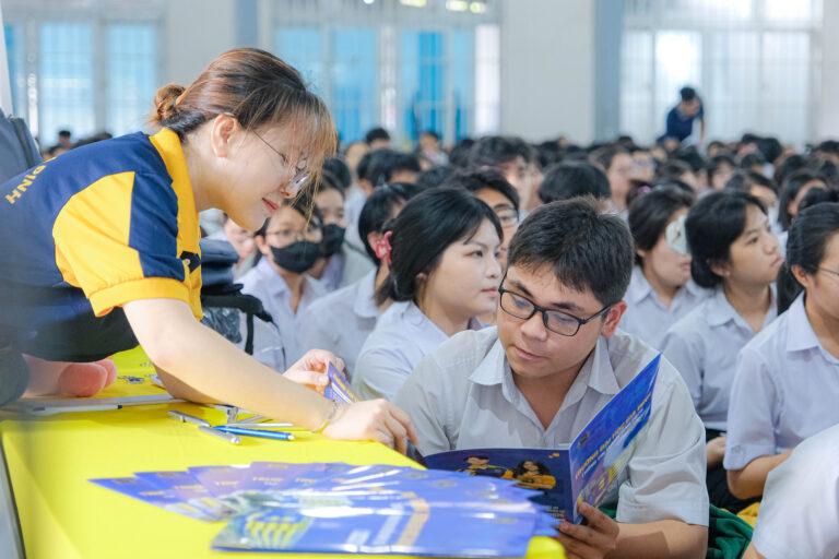 Nữ sinh luật quốc tế tự tin thuyết trình