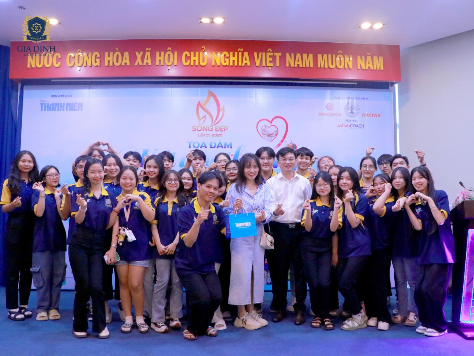 Phòng xử án giả định được trang bị đầy đủ trang thiết bị, tạo không khí trang nghiêm và chuyên nghiệp