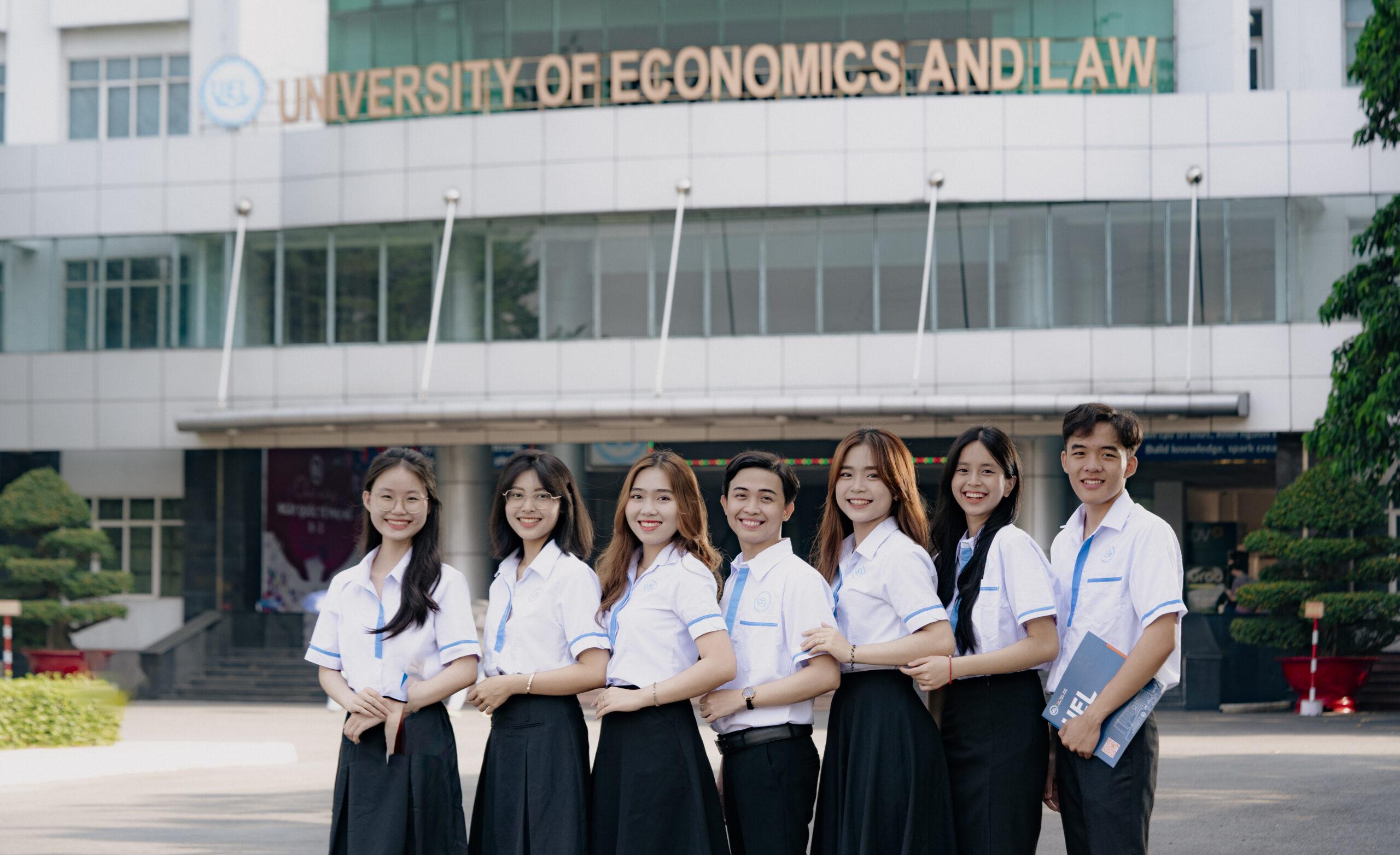 Quy trình nhập học ngành Luật tại trường đại học gồm các bước nộp hồ sơ, xác nhận nhập học, tham gia gặp mặt tân sinh viên, đăng ký môn học và nhận thẻ sinh viên.