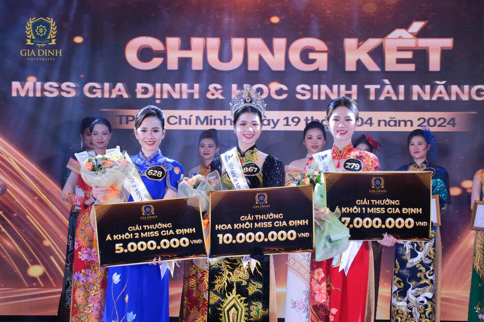 Hình ảnh Quyết định xử phạt vi phạm hành chính với con dấu đỏ